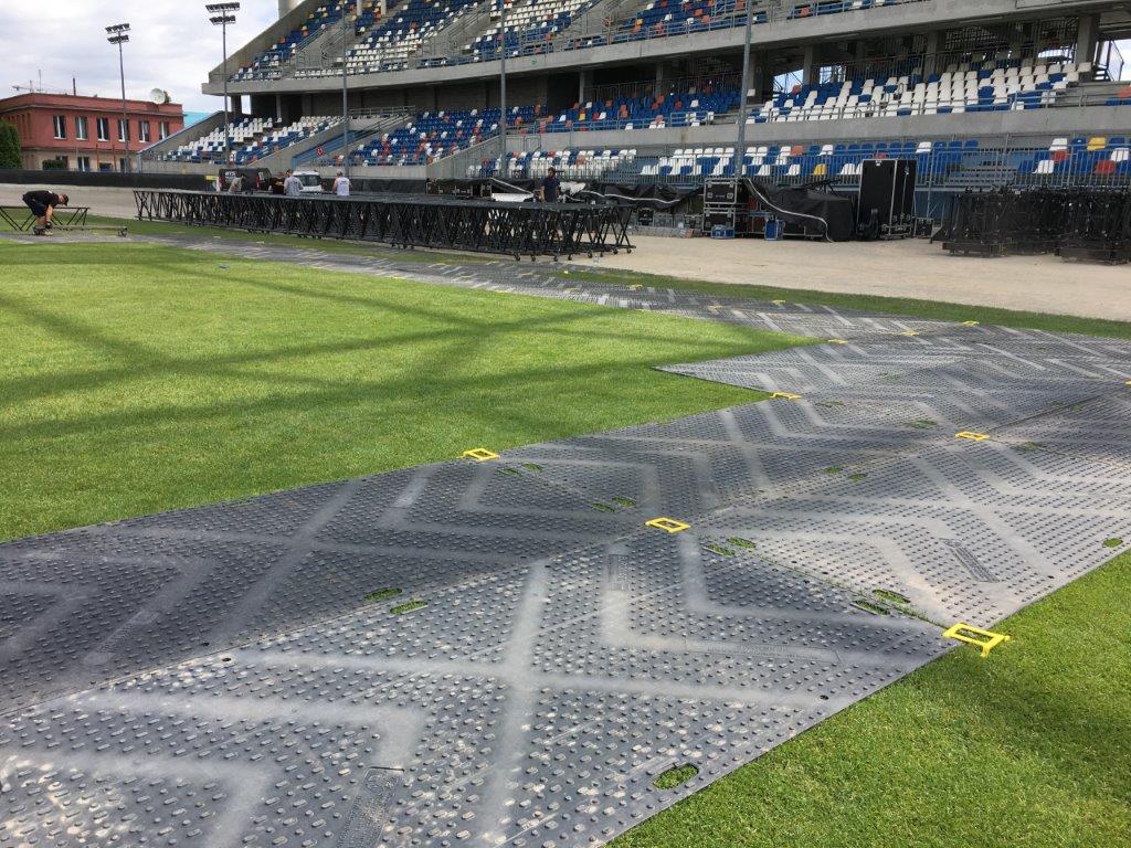 maty drogowe tufftrak na stadionie