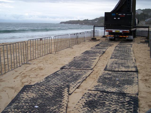 droga tymczasowa rozłożonaa na plaży