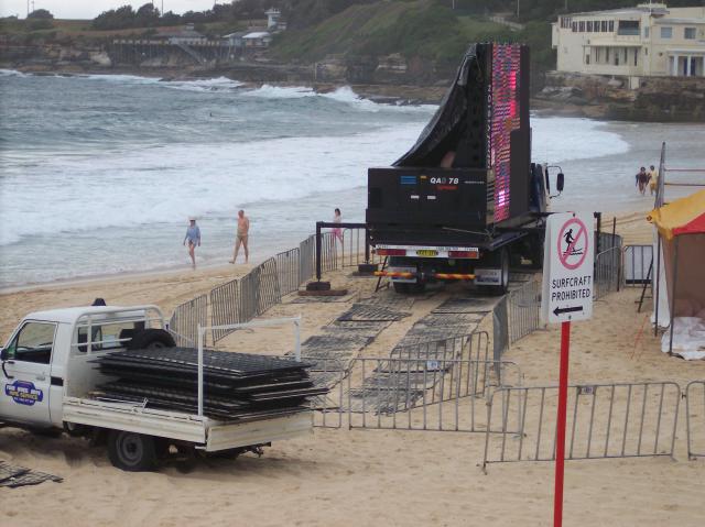 droga tymczasowa rozłożonaa na plaży