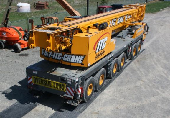 Ciężki sprzęt budowlany na matach tufftrak ułożonych na ziemi