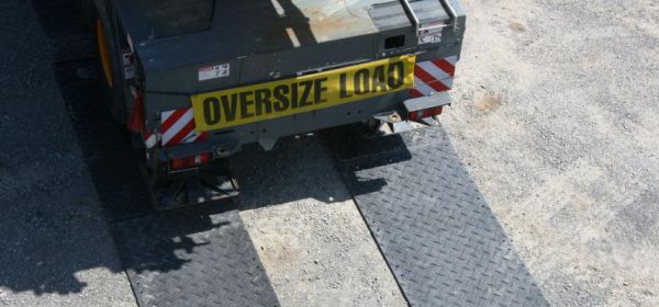 Ciężki sprzęt budowlany na matach tufftrak ułożonych na ziemi