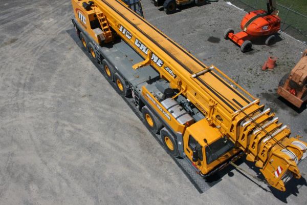 Ciężki sprzęt budowlany na matach tufftrak ułożonych na ziemi