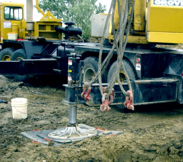 Ciężki sprzęt budowlany na matach tufftrak ułożonych na ziemi