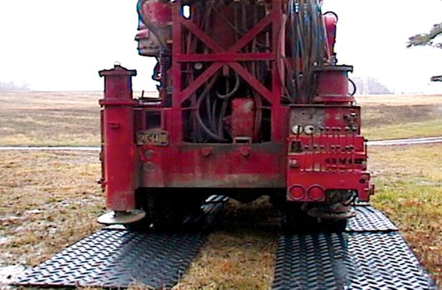 ciężki sprzęt budowlany na matach euromat