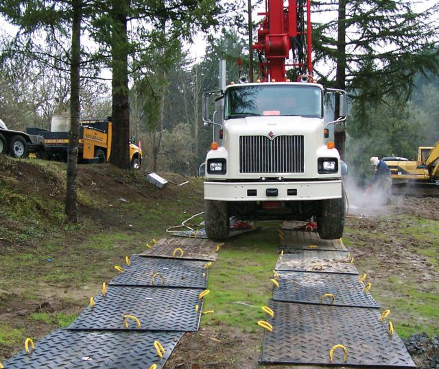 ciężki sprzęt budowlany na matach euromat