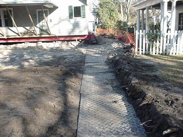 Droga tymczasowa przy budowie domów tymczasowych