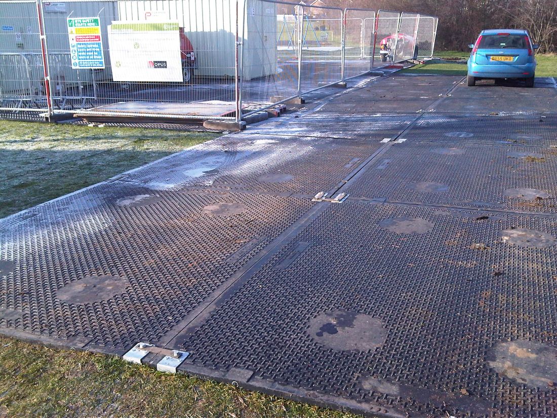 Droga tymczasowa położona wokół miejsca budowy.