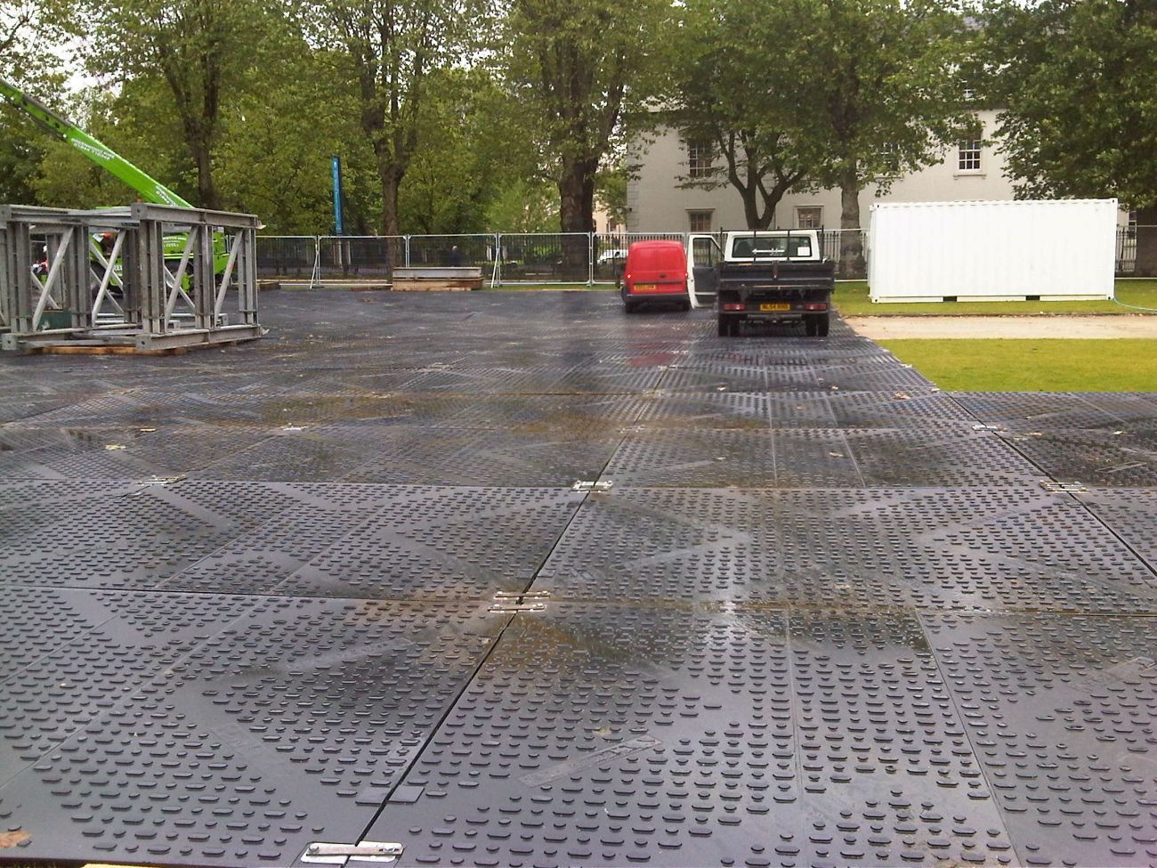 Droga tymczasowa w terenie miejsc prac maszyn ciężkich.