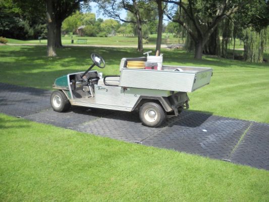 Drogi tymczasowe zabezpieczające trawnik.