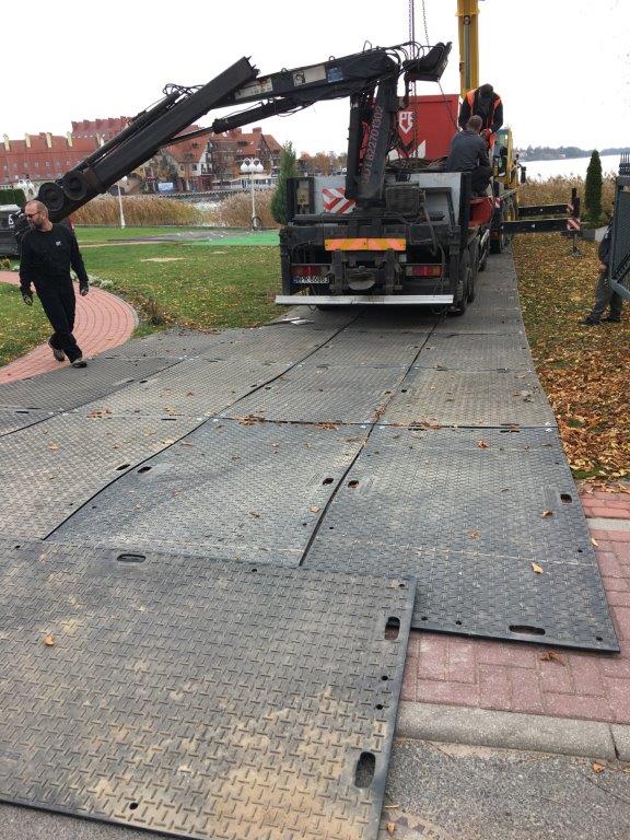 Drogi tymczasowe chroniące powierzchnie wokół placu budowy.