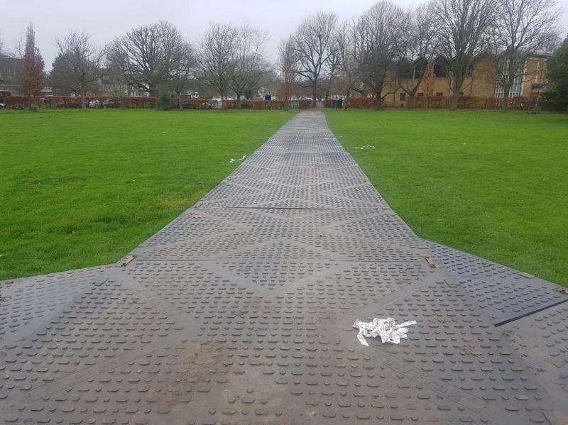 Drogi tymczasowe na trawniku.