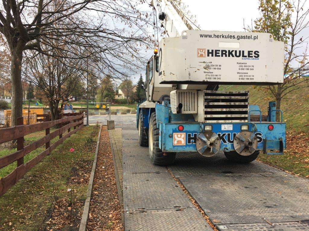 Droga tymczasowa zabezpieczające chodnik przed oddziaływaniem maszyn budowlanych.