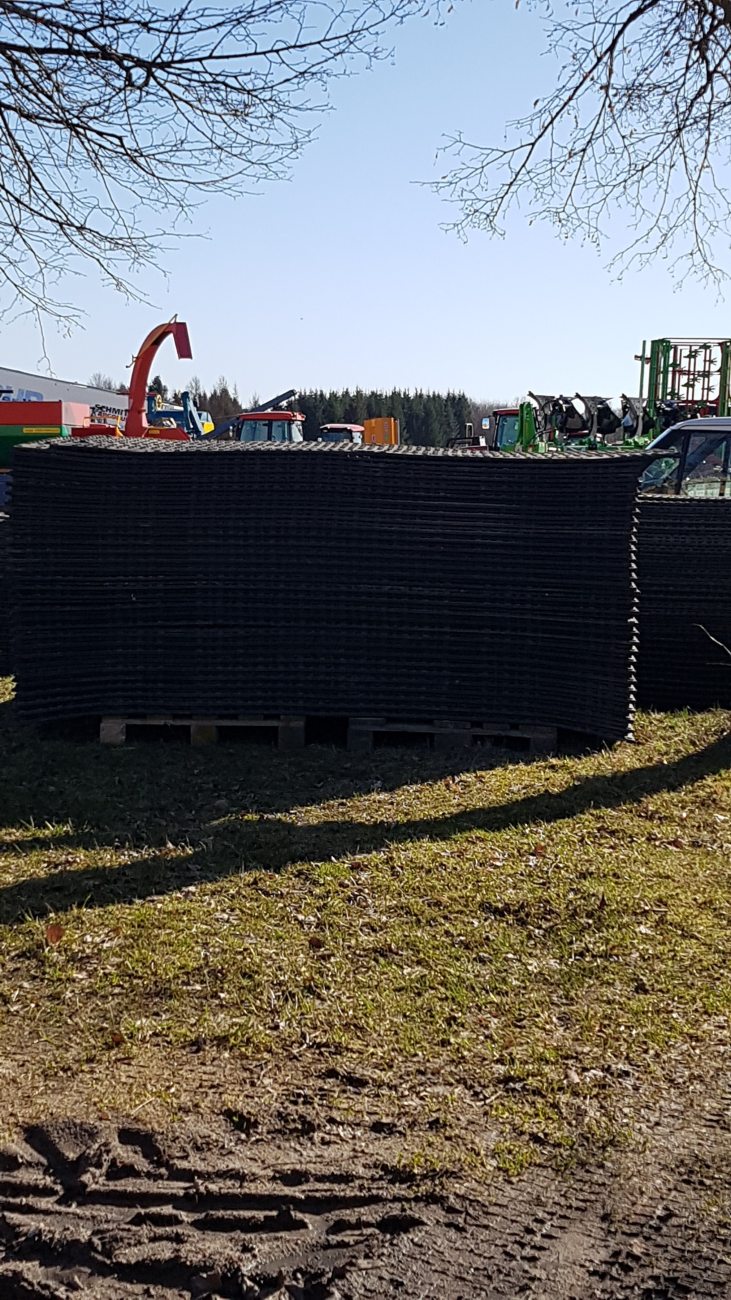 Zestaw płyt dróg tymczasowych na palecie.