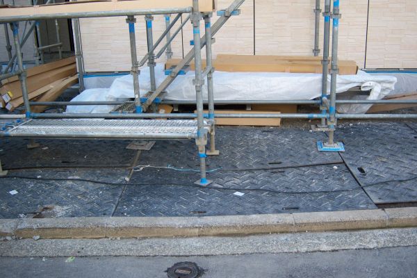 Droga tymczasowa przy budowie domów tymczasowych