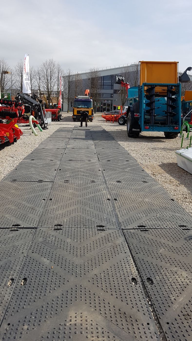 Droga tymczasowa położona wokół miejsca wystaw.