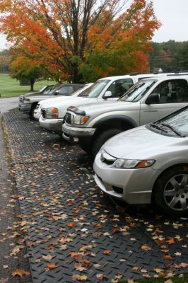Droga tymczasowa na parkingu