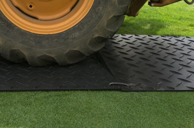 droga tymczasowa na trawie