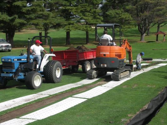 Droga tymczasowa położona wokół miejsca pracy koparki.