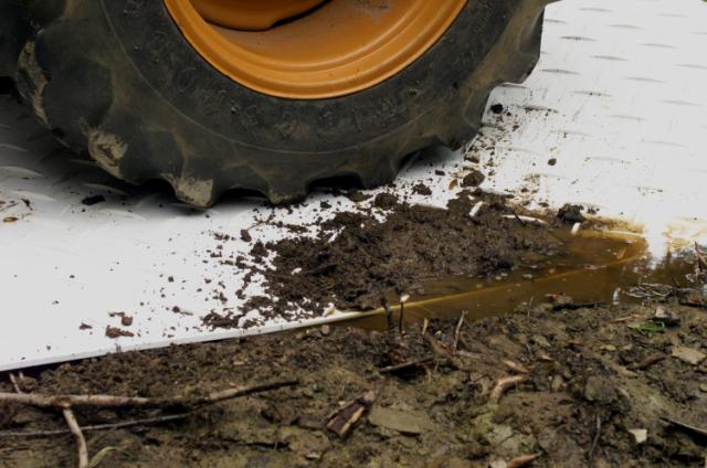 droga tymczasowa na trawie