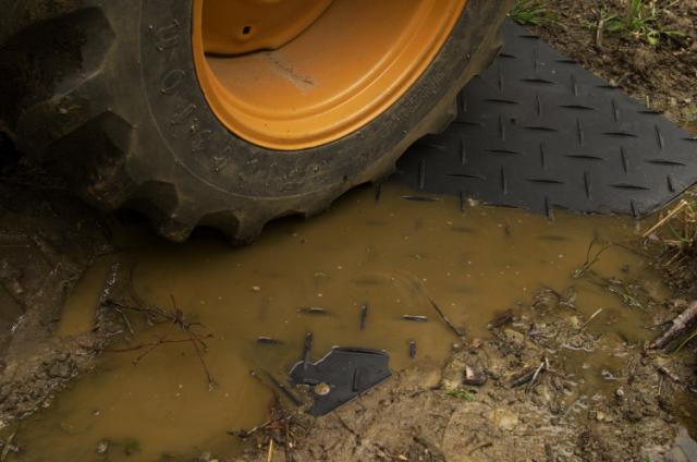 droga tymczasowa w błotnistym terenie