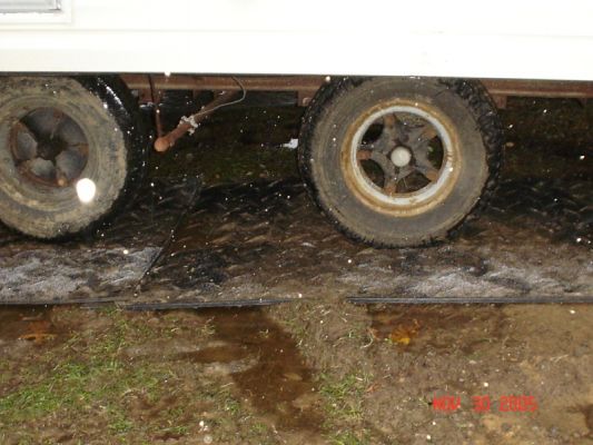 droga tymczasowa w błotnistym terenie