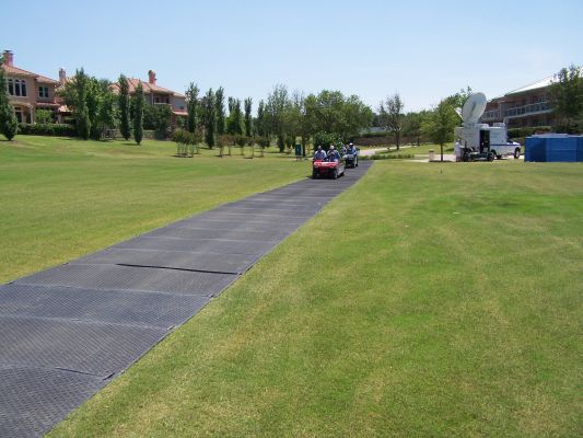 Droga tymczasowa położona wokół miejsca budowy.