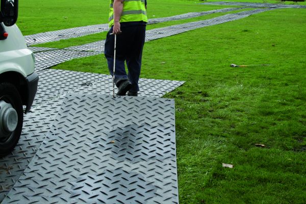 Droga tymczasowa przy budowie domów tymczasowych