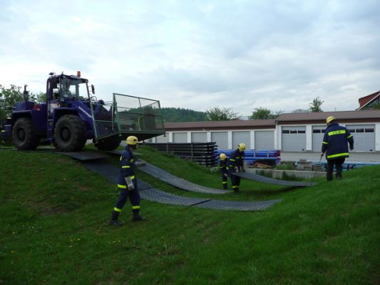 Droga tymczasowa na pagórkowatym terenie
