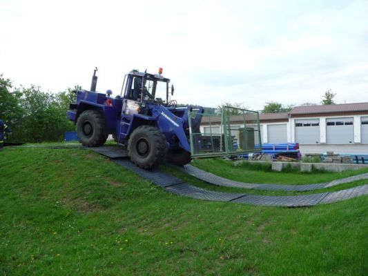 Droga tymczasowa na pagórkowatym terenie