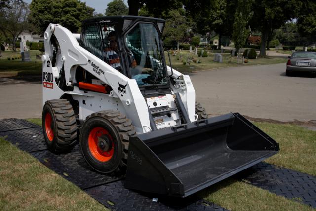 Droga tymczasowa na wystawie maszyn budowlanych