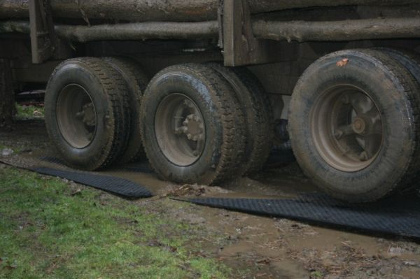 droga tymczasowa z ciężkim sprzętem