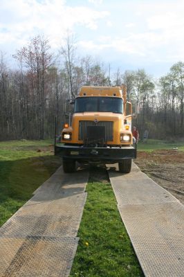 Baltic Roads Drogi Tymczasowe Tufftrak - nrozkładane na trawie