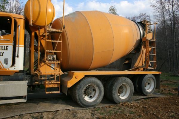 betoniarka na drodze tymczasowej