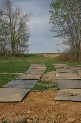 droga tymczasowa rozłożona na trawie i piasku
