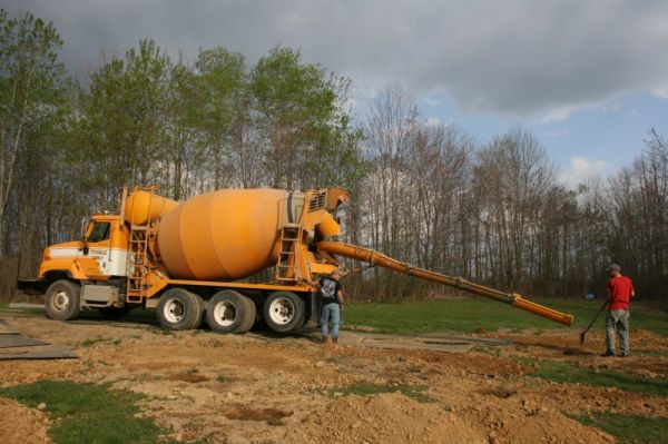 betoniarka na drodze tymczasowej