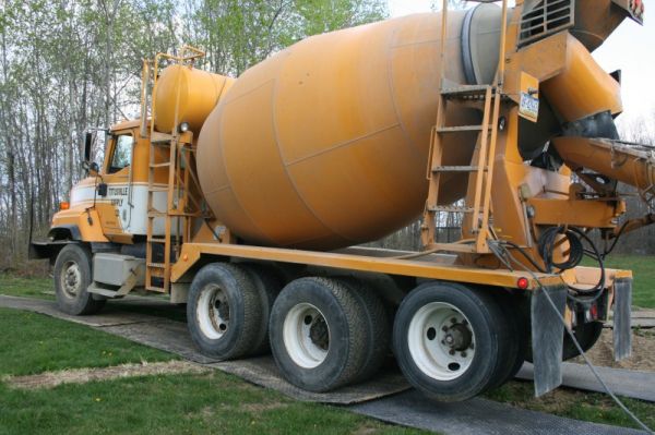 betoniarka na drodze tymczasowej