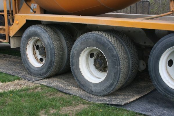 betoniarka na drodze tymczasowej