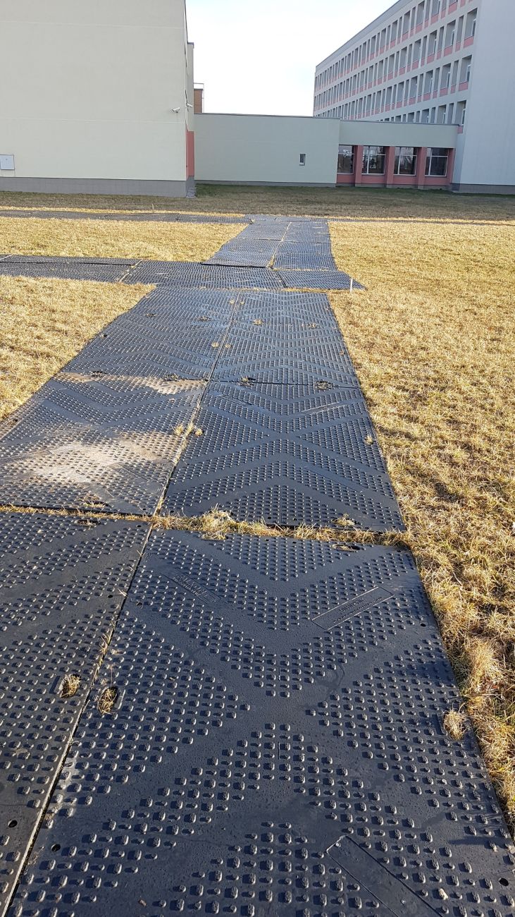 Droga tymczasowa zabezpieczająca trawnik.