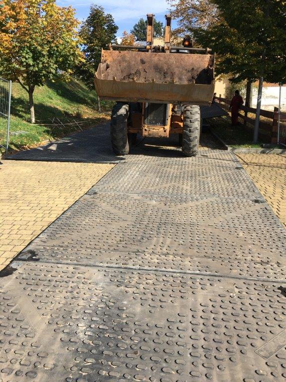 Droga tymczasowa położona wokół miejsca wystaw.